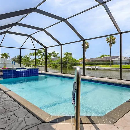 Serene Canal Views, Paddle Board, Bicycles, Heated Pool And Spa - Villa The Great Escape